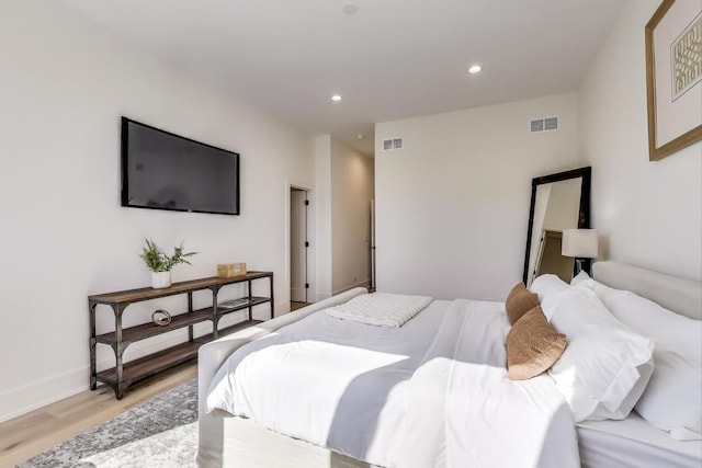 bedroom featuring light wood-style flooring, recessed lighting, visible vents, and baseboards