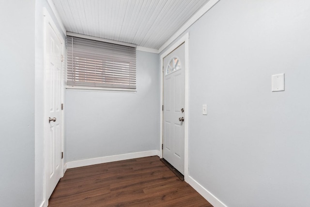 entryway featuring baseboards and dark wood-style floors