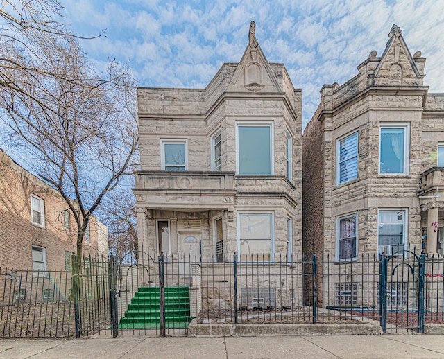 view of front of property featuring a fenced front yard