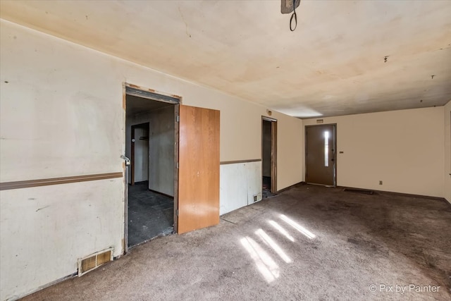 unfurnished room featuring visible vents and carpet flooring