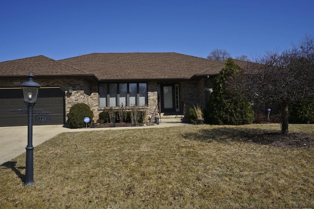 view of front facade featuring a front yard, an attached garage, driveway, and roof with shingles