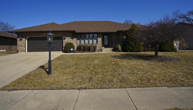 view of front of home featuring brick siding, a front yard, an attached garage, and driveway