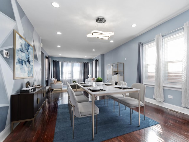 dining space featuring visible vents, dark wood-type flooring, a notable chandelier, recessed lighting, and baseboards