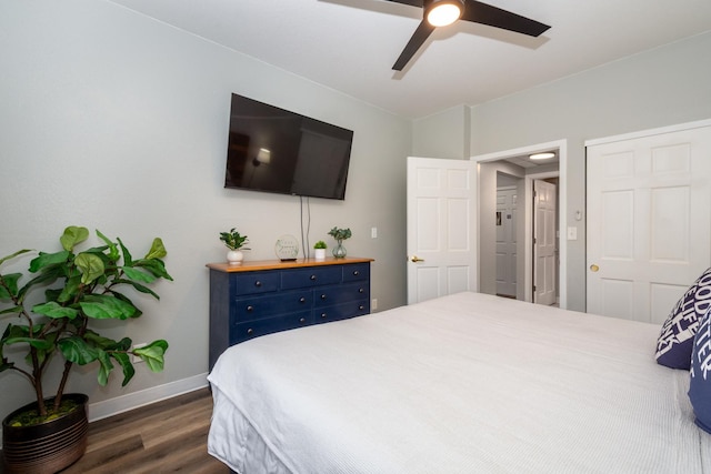 bedroom with baseboards, dark wood-style floors, and a ceiling fan