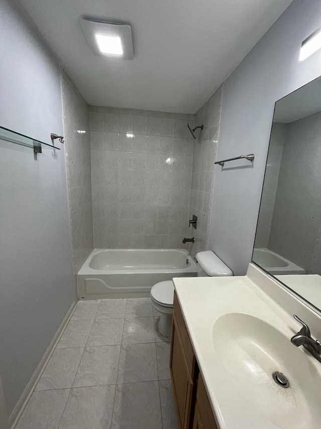 full bath featuring shower / bathing tub combination, baseboards, toilet, and vanity