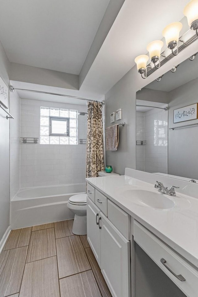 full bath with vanity, an inviting chandelier, toilet, and shower / bath combo