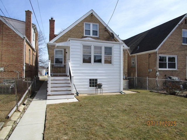 view of front facade with a front yard and fence