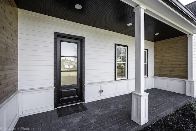 entrance to property featuring a porch