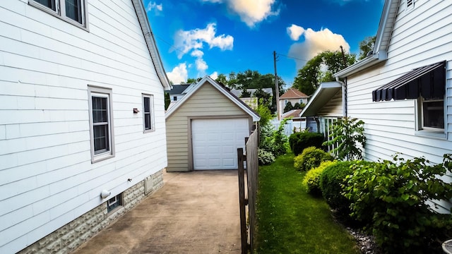 319 S 3rd St, Watseka, IL 60970 - view of yard featuring driveway, a garage, and an outbuilding