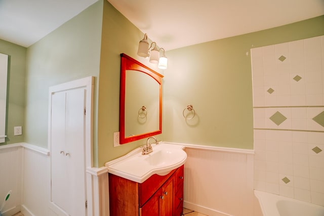 319 S 3rd St, Watseka, IL 60970 - full bath with wainscoting and vanity