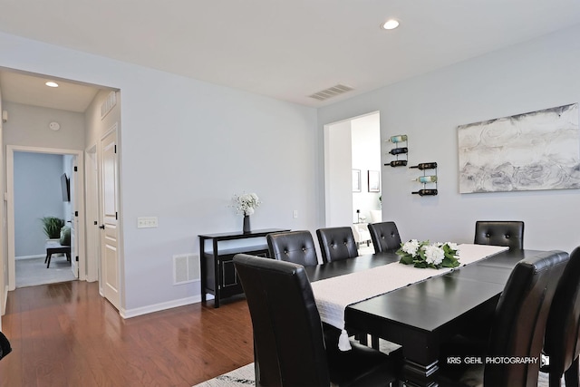 dining area featuring dark wood-style floors, visible vents, recessed lighting, and baseboards