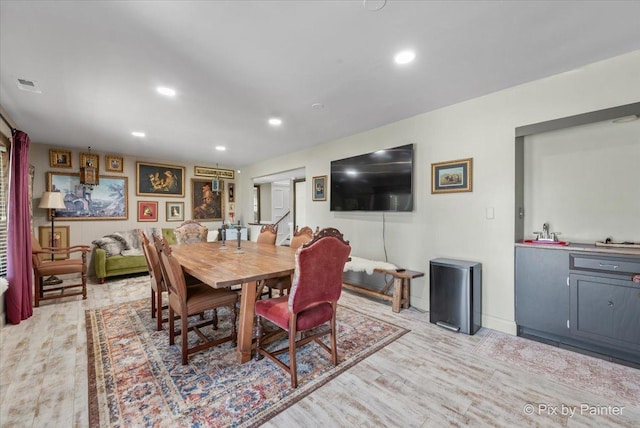 dining space featuring visible vents, recessed lighting, light wood-style flooring, and baseboards