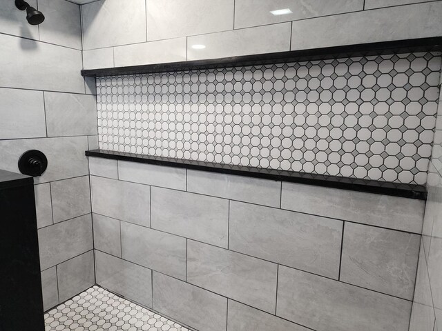 room details featuring a tile shower