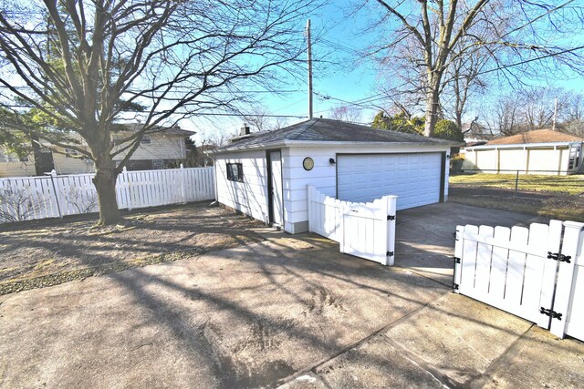 view of yard featuring an outdoor structure and a fenced backyard