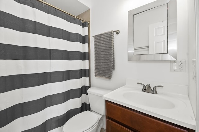 full bath with vanity, a shower with shower curtain, and toilet