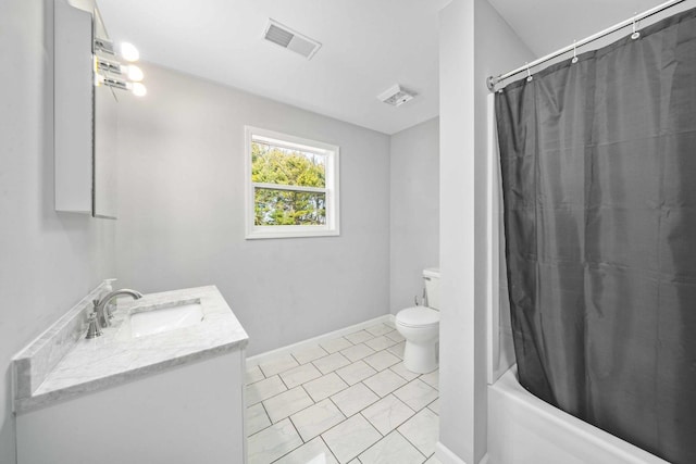 full bath featuring visible vents, toilet, shower / tub combo, baseboards, and vanity