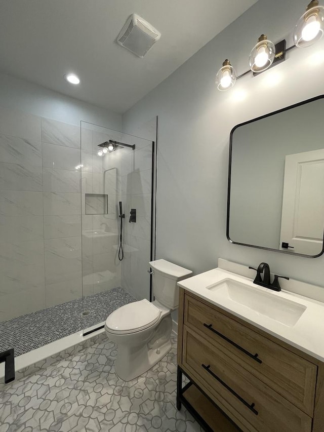 full bathroom featuring visible vents, vanity, toilet, and a shower stall