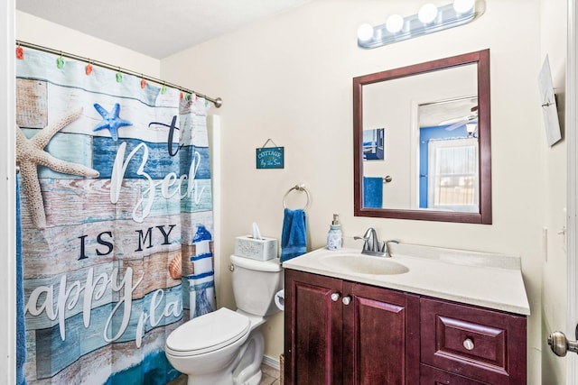 full bath with vanity, curtained shower, toilet, and a ceiling fan