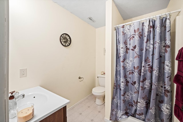 full bathroom featuring vanity, toilet, a shower with curtain, and baseboards