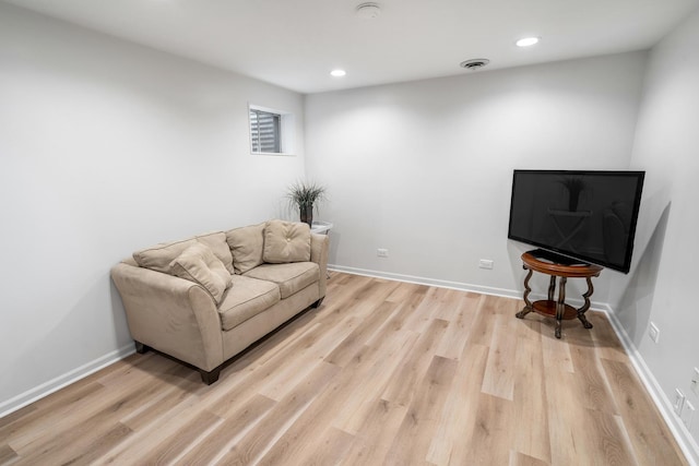 living area featuring recessed lighting, baseboards, visible vents, and light wood finished floors