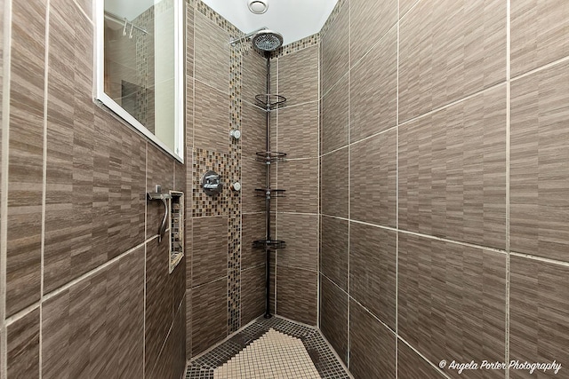 full bath with tiled shower