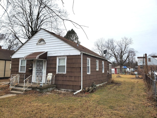 bungalow featuring a front lawn