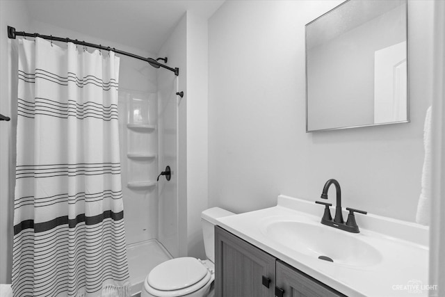 full bathroom featuring toilet, a shower with curtain, and vanity