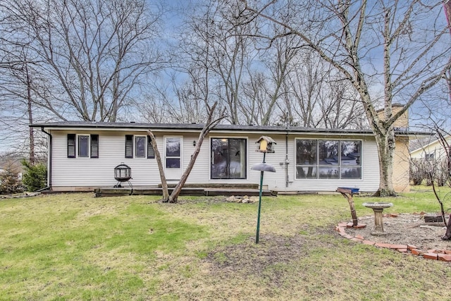 view of front of house featuring a front lawn