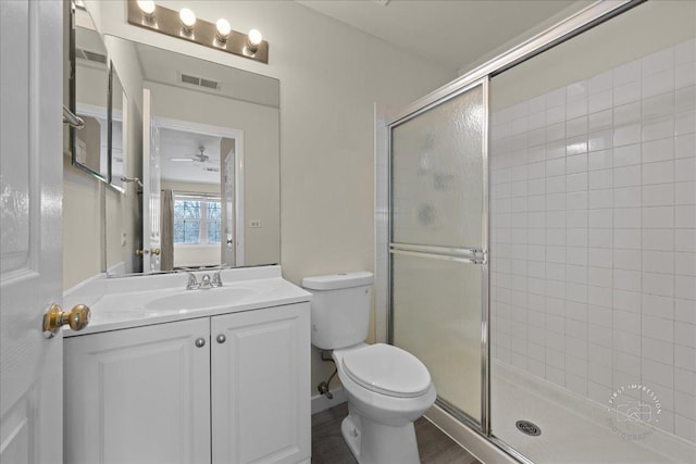 full bath with toilet, a ceiling fan, visible vents, and a stall shower