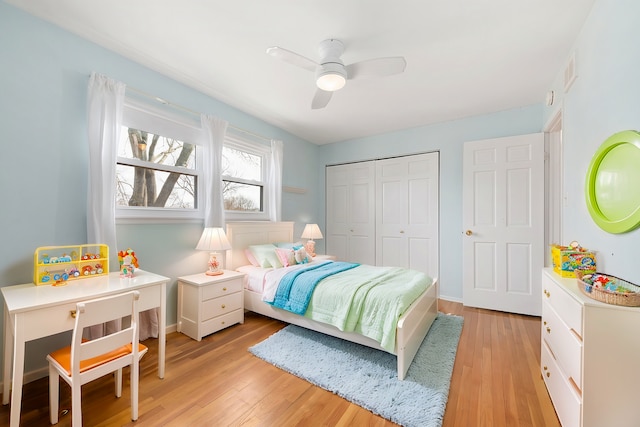 bedroom featuring light wood-style flooring, a closet, and ceiling fan