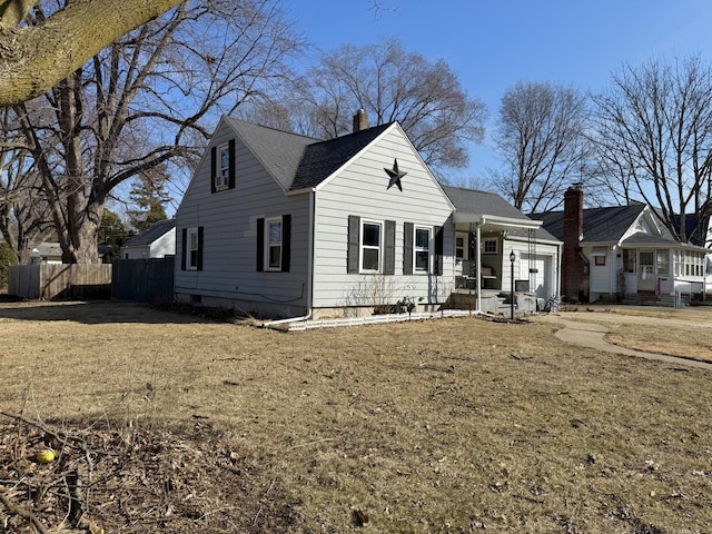 view of front of property featuring a front lawn and fence