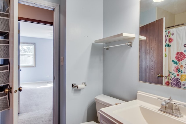 full bathroom featuring a shower with curtain, toilet, and vanity