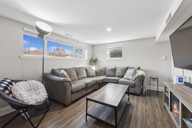 living room featuring visible vents, recessed lighting, baseboards, and wood finished floors