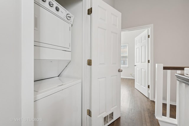 1616 S Indiana Ave Unit A2, Chicago, IL 60616 - laundry room featuring wood finished floors, stacked washer / drying machine, laundry area, visible vents, and baseboards