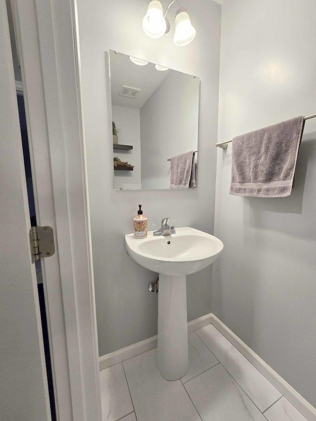 bathroom featuring visible vents and baseboards