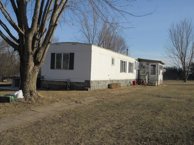 view of front facade featuring entry steps and a front lawn