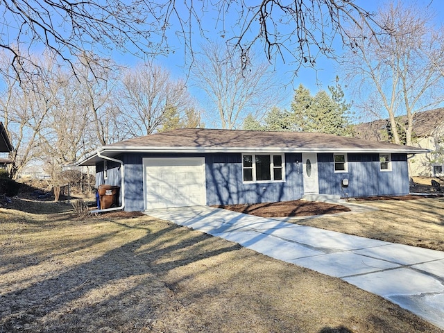 view of front facade with driveway, an attached garage, and a front lawn