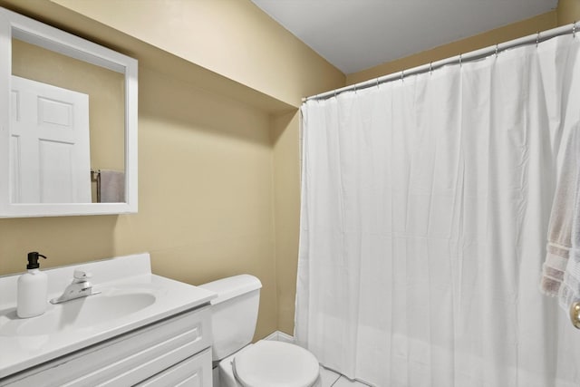 full bathroom with curtained shower, toilet, and vanity