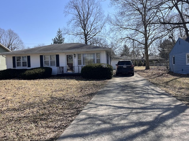 view of front of property featuring aphalt driveway