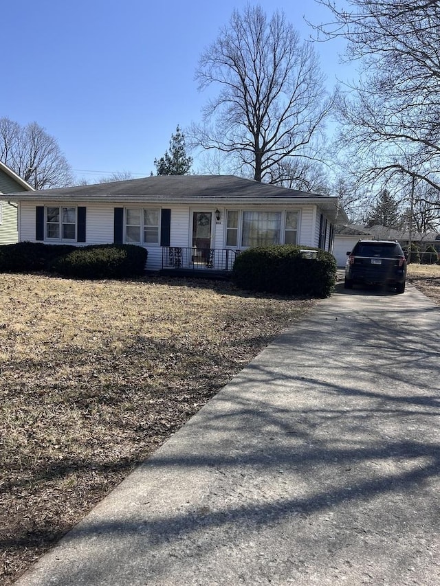 view of front of house with aphalt driveway