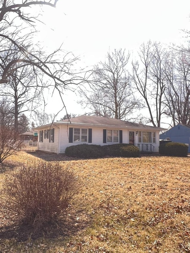 ranch-style home featuring covered porch