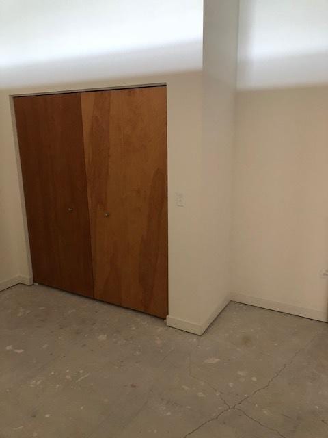 unfurnished bedroom featuring baseboards and a closet