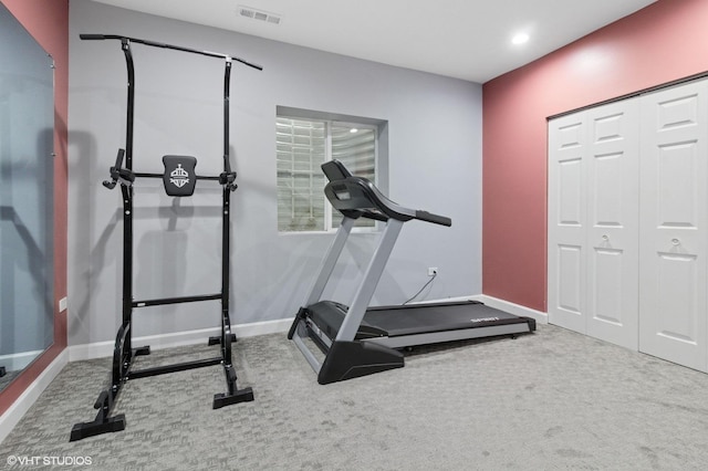 workout room featuring recessed lighting, carpet, visible vents, and baseboards