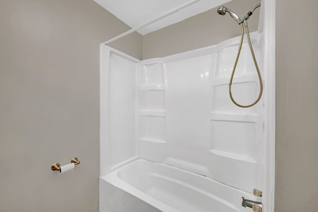 bathroom with washtub / shower combination