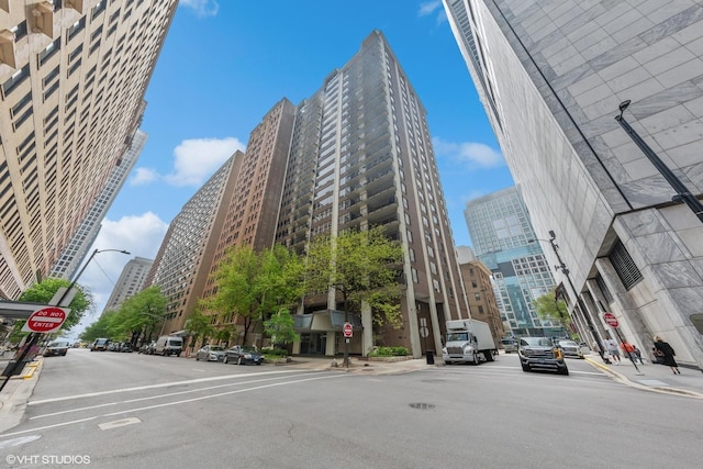 201 E Chestnut St Unit 14E, Chicago, IL 60611 - view of property featuring a city view