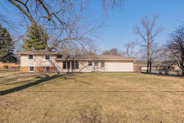 view of front facade with a front lawn and fence