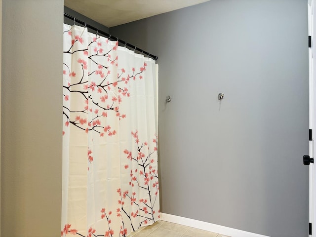 full bath featuring tile patterned floors, curtained shower, and baseboards