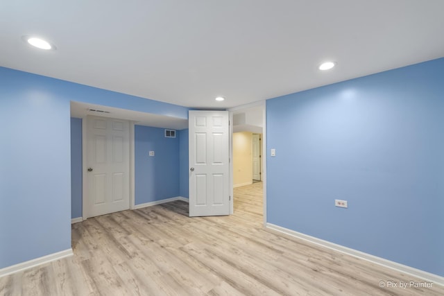 spare room with light wood finished floors, visible vents, recessed lighting, and baseboards