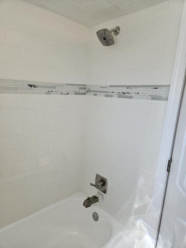 bathroom with washtub / shower combination