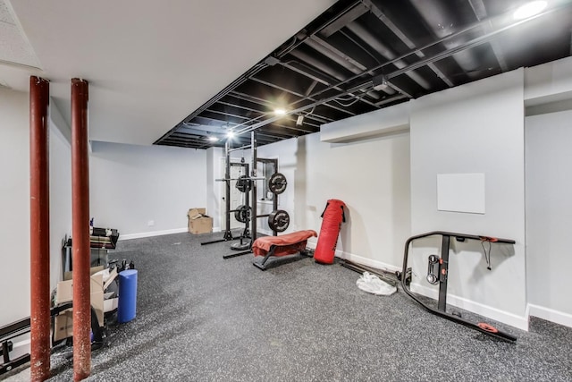 exercise area featuring baseboards